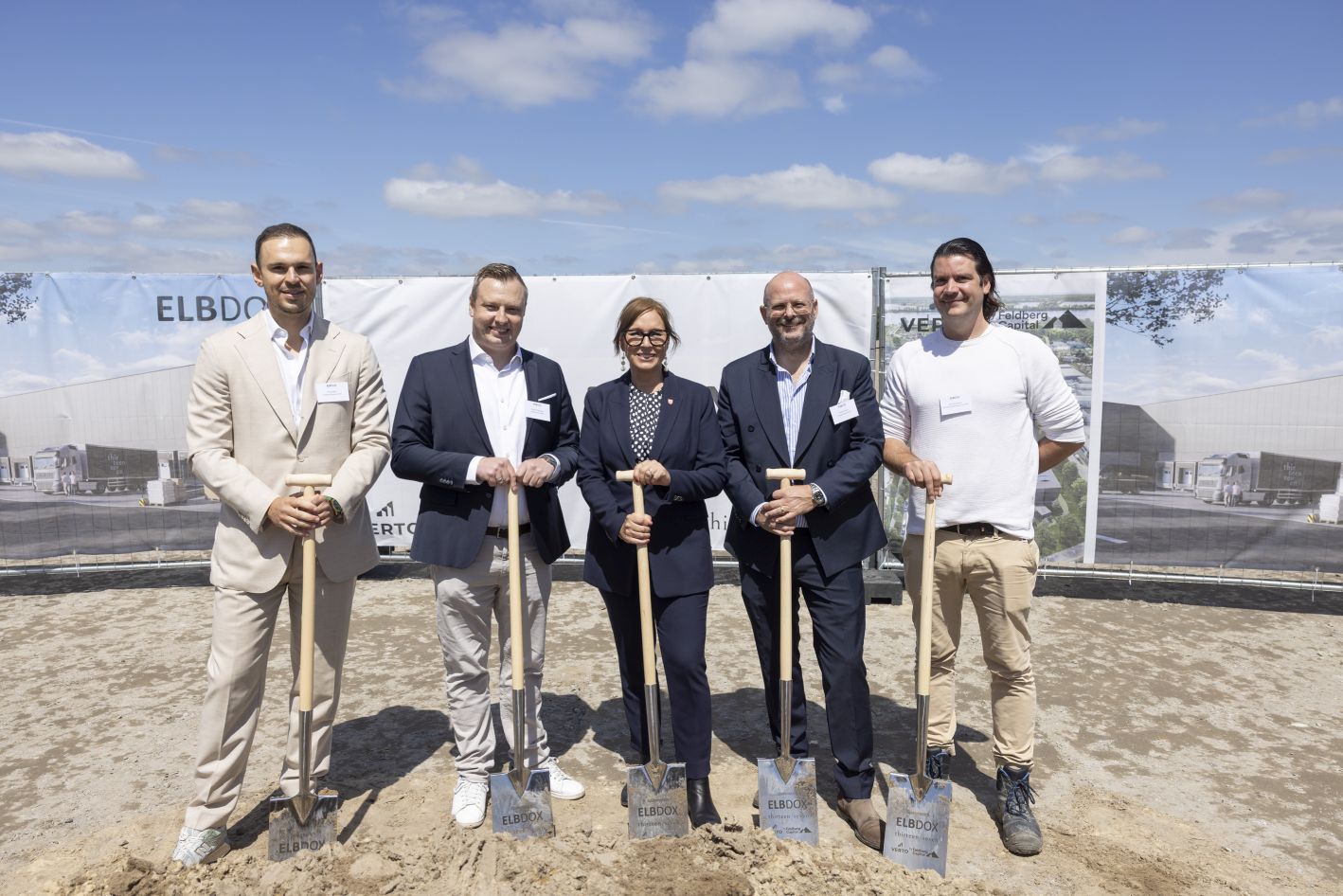v.l.n.r.: Robert Bahr (Managing Director, Head of German Investments von Feldberg Capital im Joint Venture „Verto“), Christian Peschges (Director von thirteen seven), Julia Fisauli-Aalto (Bürgermeisterin der Stadt Wedel), Mirko Eickhoff (Gründer und Gesellschafter von thirteen seven) und Robin Brückmann (Projektleiter von Goldbeck). Bildrechte: thirteen seven / Fotograf: Daniel Sumesgutner